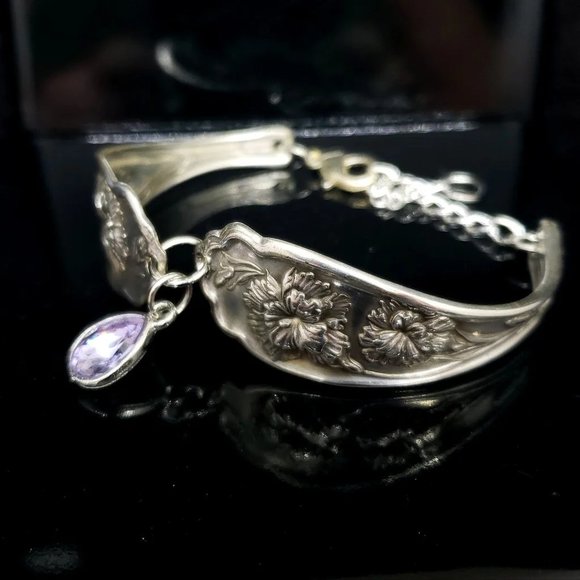 Vintage Rogers 1908 "Carnation" pattern silverplate bracelet.  Accented with lav - Picture 3 of 3